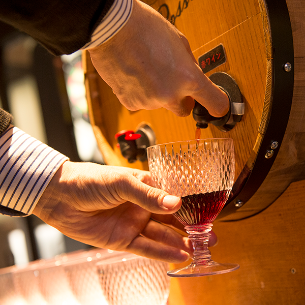 ソフトドリンクバーの他にもワイン樽を常設しております