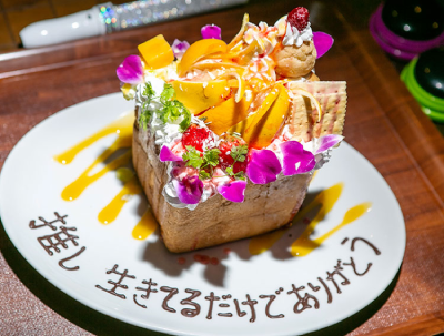推しへのメッセージが添えられる巨大デザート「ハニトー」