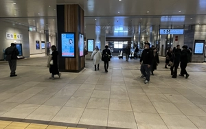 中央改札を出てまっすぐ進み1Fまで降ります。