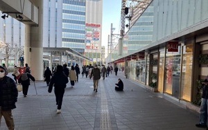 右手にあります「ペリエ ショピングセンター」を目印にビッグカメラが入っている大型ビルに向かって進みます。