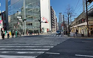 五叉路になっているスクランブル交差点は右上に通っている京成線を目印にして、そのまま直進してください。