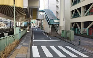千葉都市モノレール 葭川公園駅の改札を出て、西側の出口の階段を降ります。