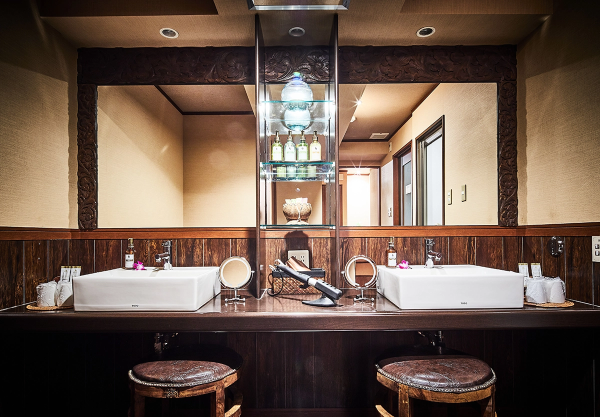 Large mirror and two sinks