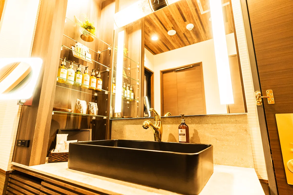 Washbasin with mirror