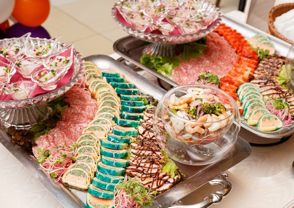 ビュッフェ形式の多彩なお料理